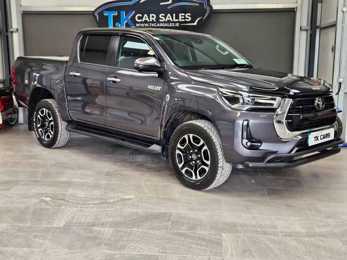 23 TOYOTA HILUX INVINCIBLE EDITION AUTO D-4D - Image 1