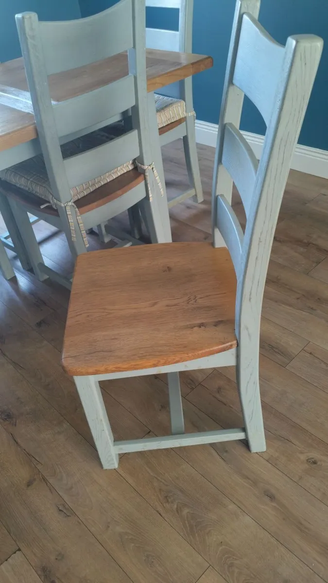 Dining table and 6 chairs - Image 4