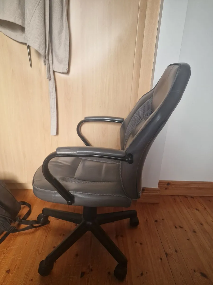 Gaming chair - Image 1
