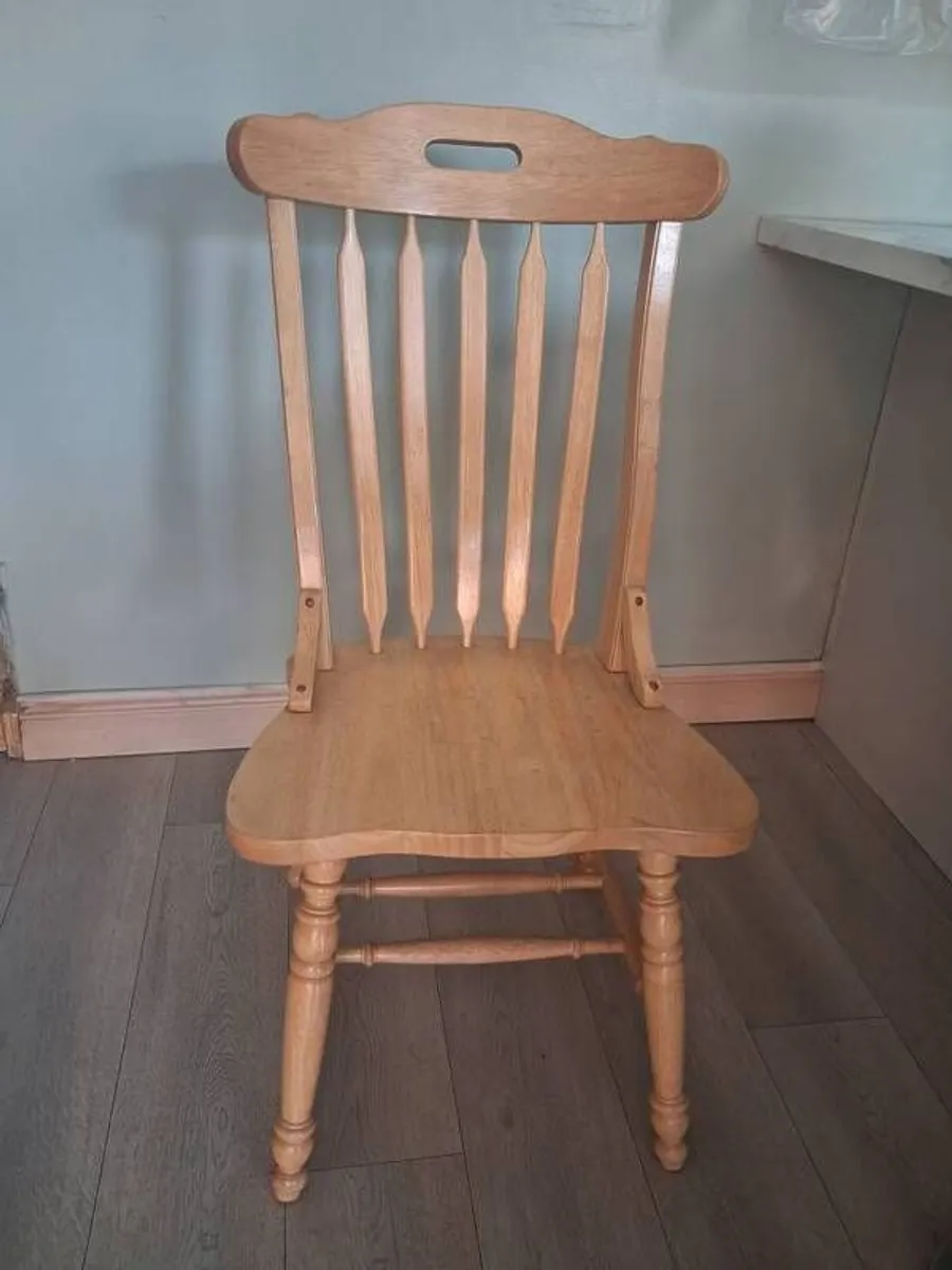 Solid pine table and 6 chairs - Image 1