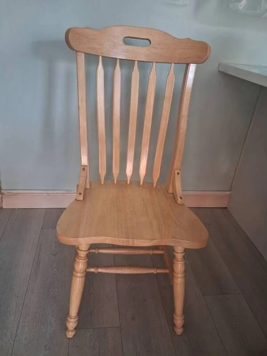 Solid pine table and 6 chairs - Image 2