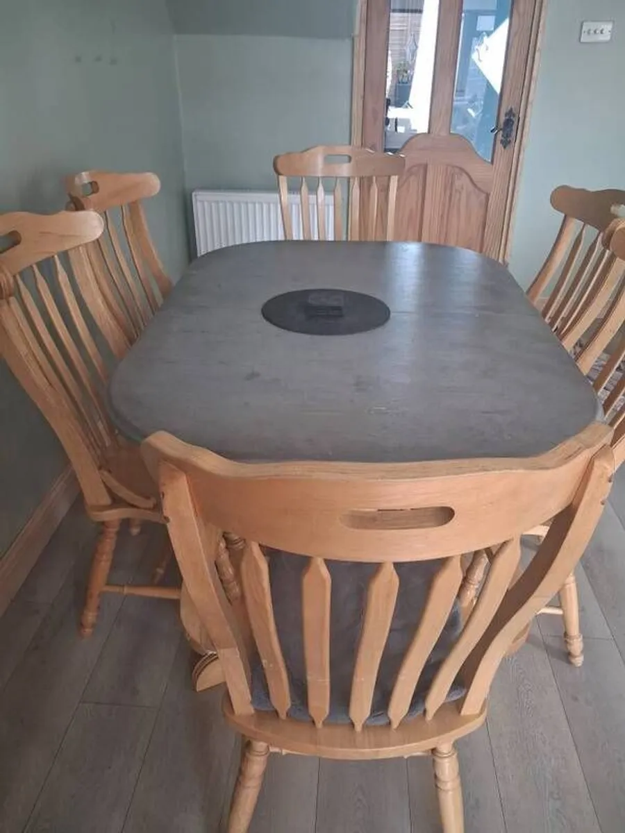Solid pine table and 6 chairs - Image 4