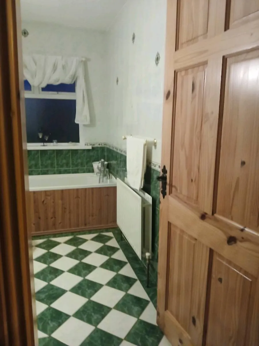 Full bathroom suite with jacuzzi  bath.. - Image 1