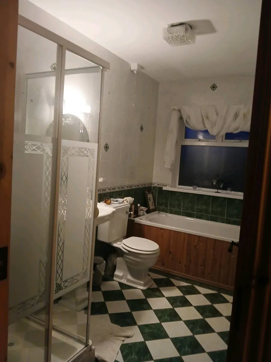Full bathroom suite with jacuzzi  bath.. - Image 2
