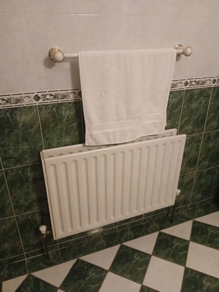 Full bathroom suite with jacuzzi  bath.. - Image 3