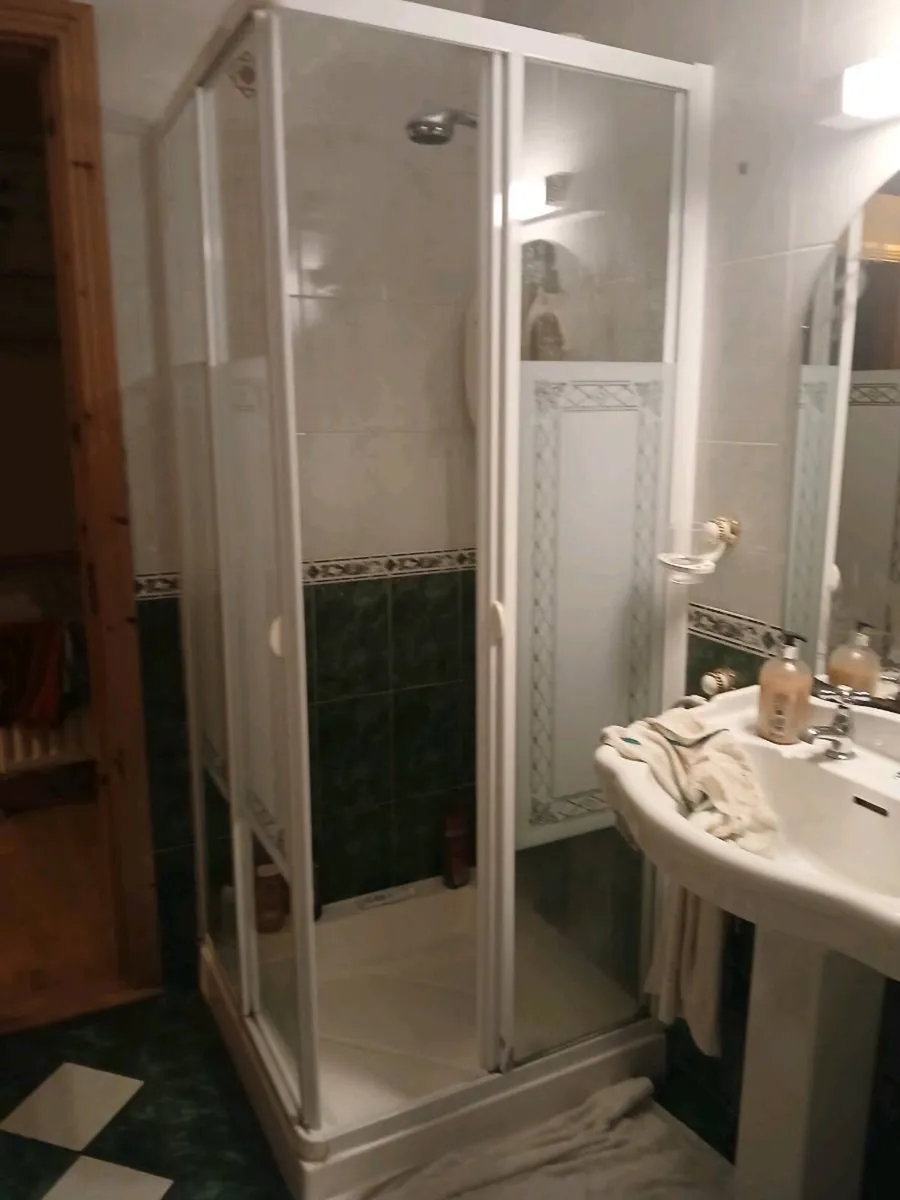 Full bathroom suite with jacuzzi  bath.. - Image 4