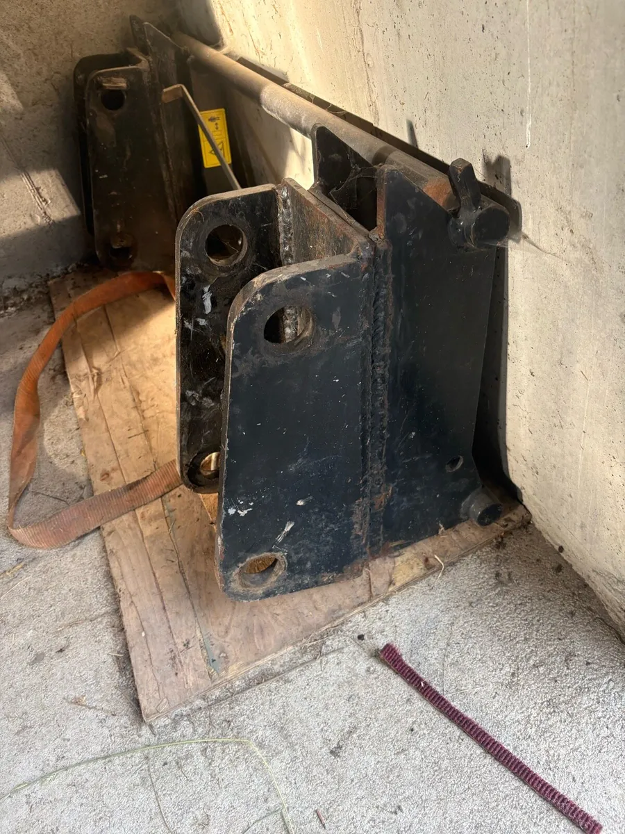 JCB 3cx front loader brackets - Image 3