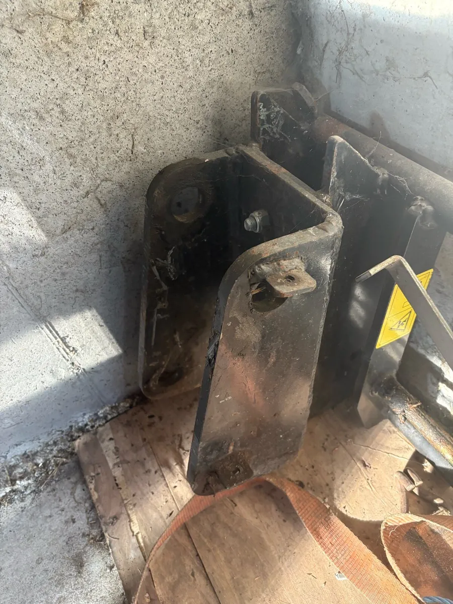JCB 3cx front loader brackets - Image 2