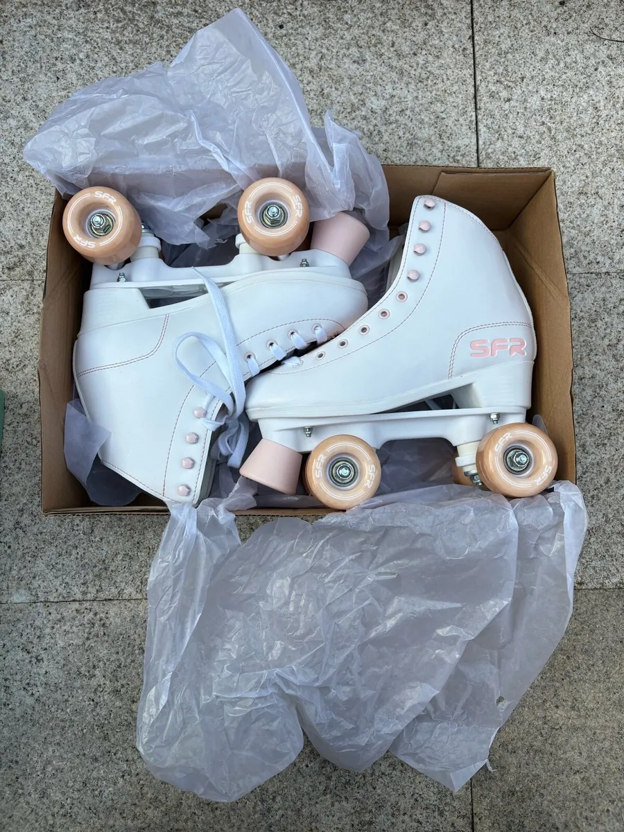 SFR figure quad roller skates white/pink UK 4 box - Image 1