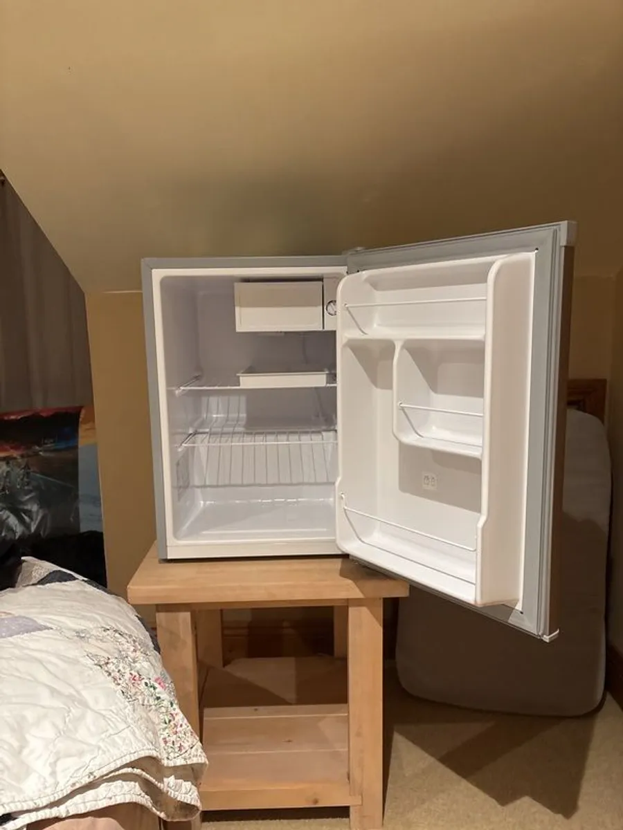 LOGIK Silver Table Top Fridge - Image 2