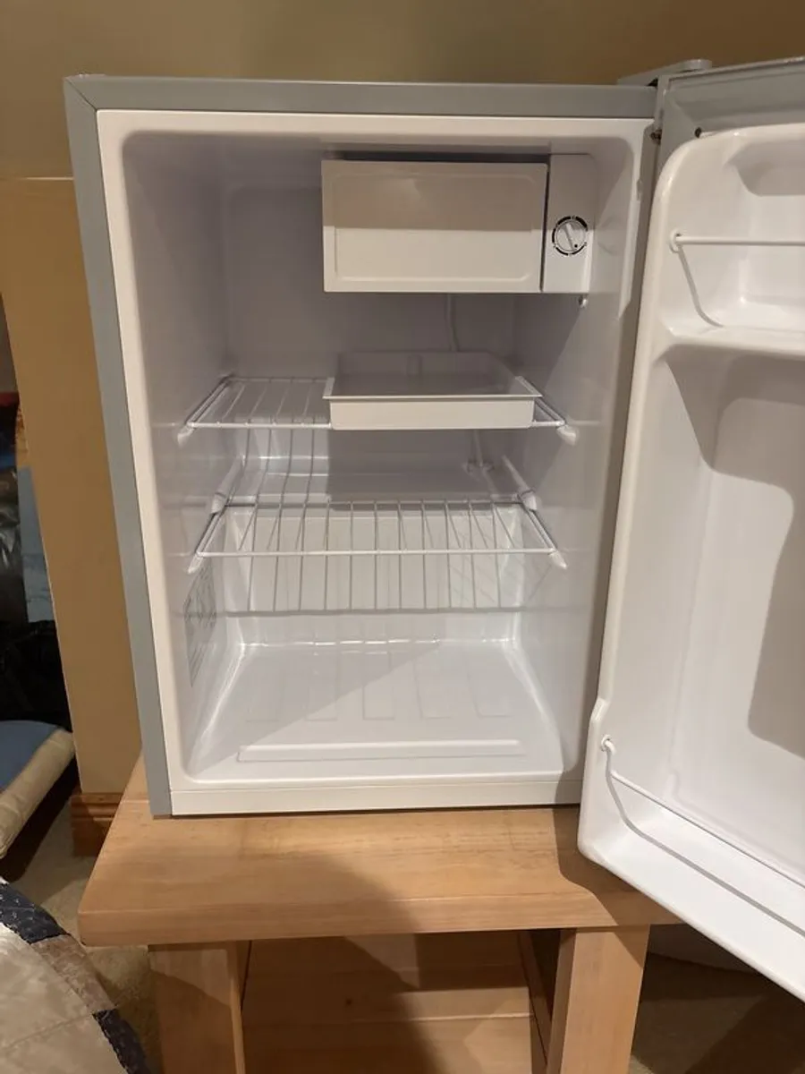 LOGIK Silver Table Top Fridge - Image 3