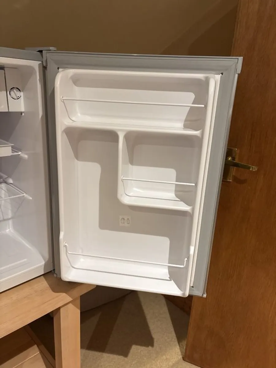 LOGIK Silver Table Top Fridge - Image 4