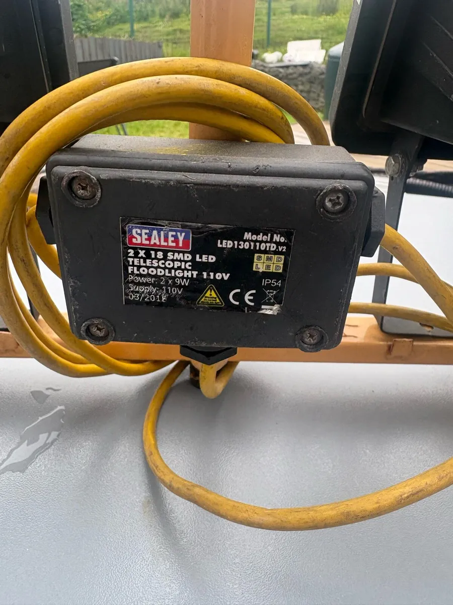 Sealey twin Led telescopic flood lights - Image 2
