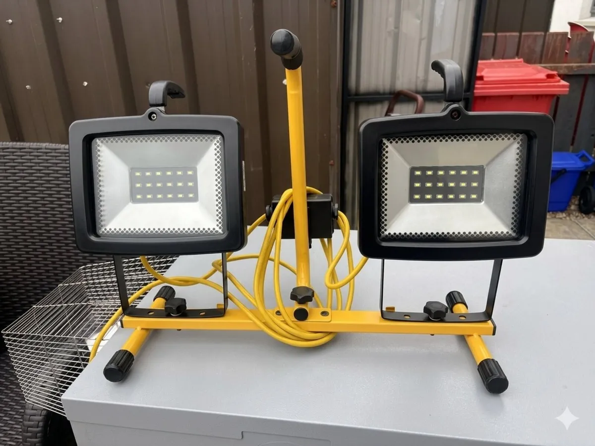 Sealey twin Led telescopic flood lights - Image 4