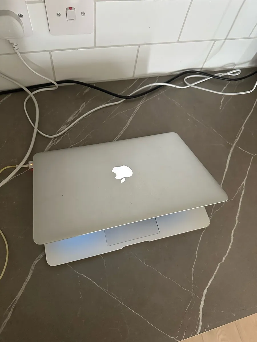 Macbook 13.3 i7 - Image 2