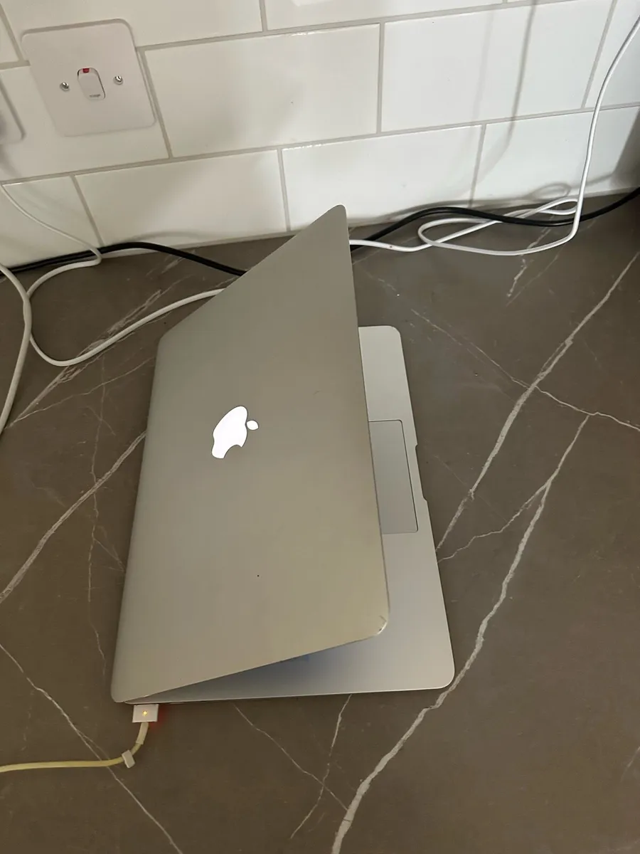 Macbook 13.3 i7 - Image 3
