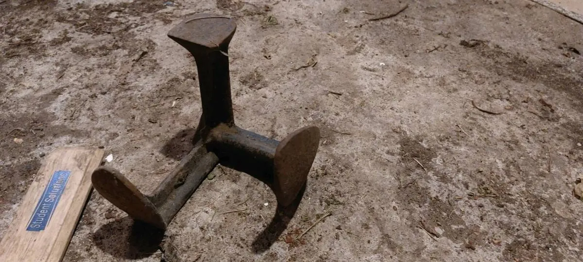 Vintage cast iron anvil - Image 1