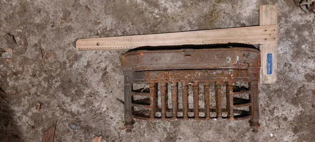 Original cast iron fire front. 2 pieces - Image 1