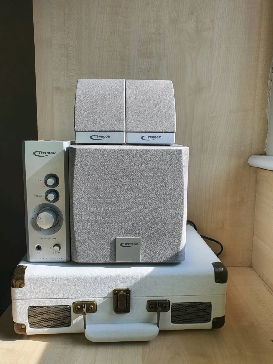 Vintage Vinyls, Record Players & Sound AMP Bundle. - Image 1