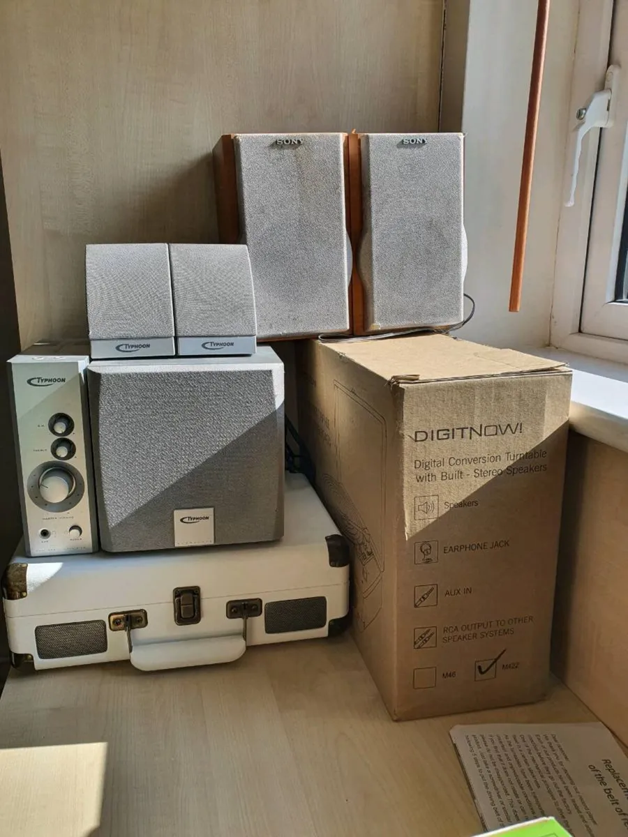 Vintage Vinyls, Record Players & Sound AMP Bundle. - Image 2