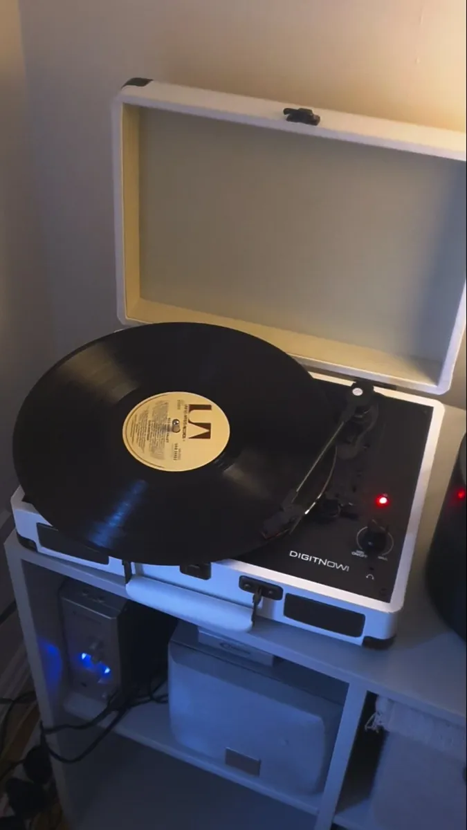 Vintage Vinyls, Record Players & Sound AMP Bundle. - Image 3