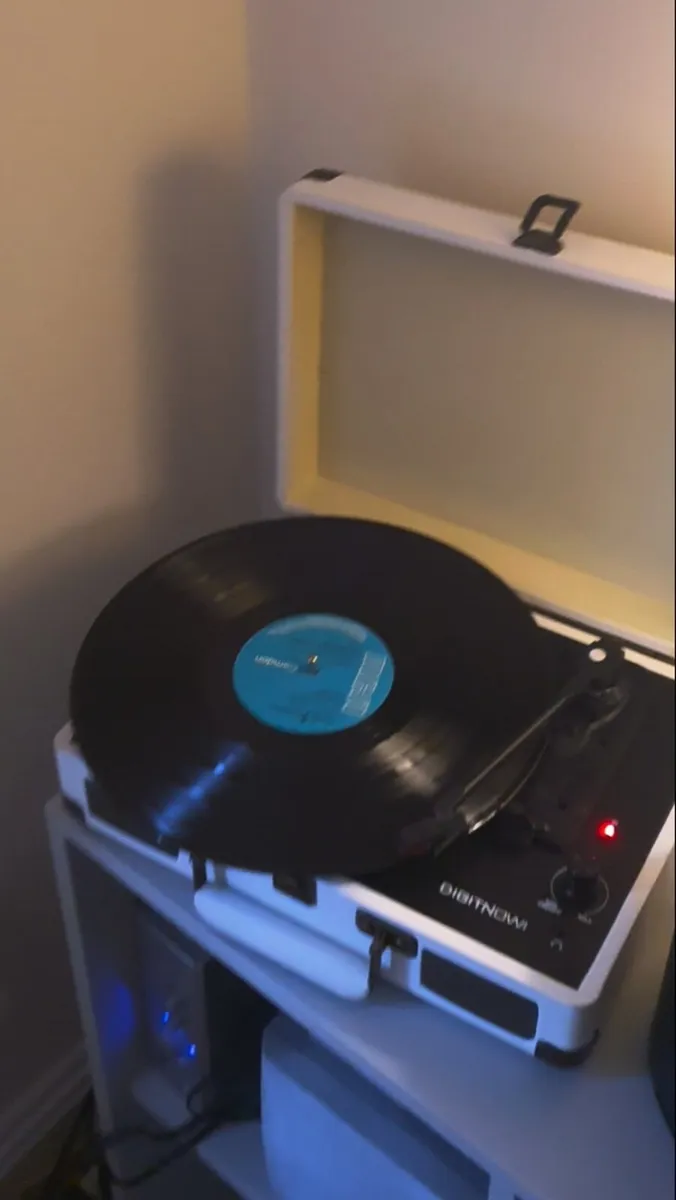 Vintage Vinyls, Record Players & Sound AMP Bundle. - Image 4