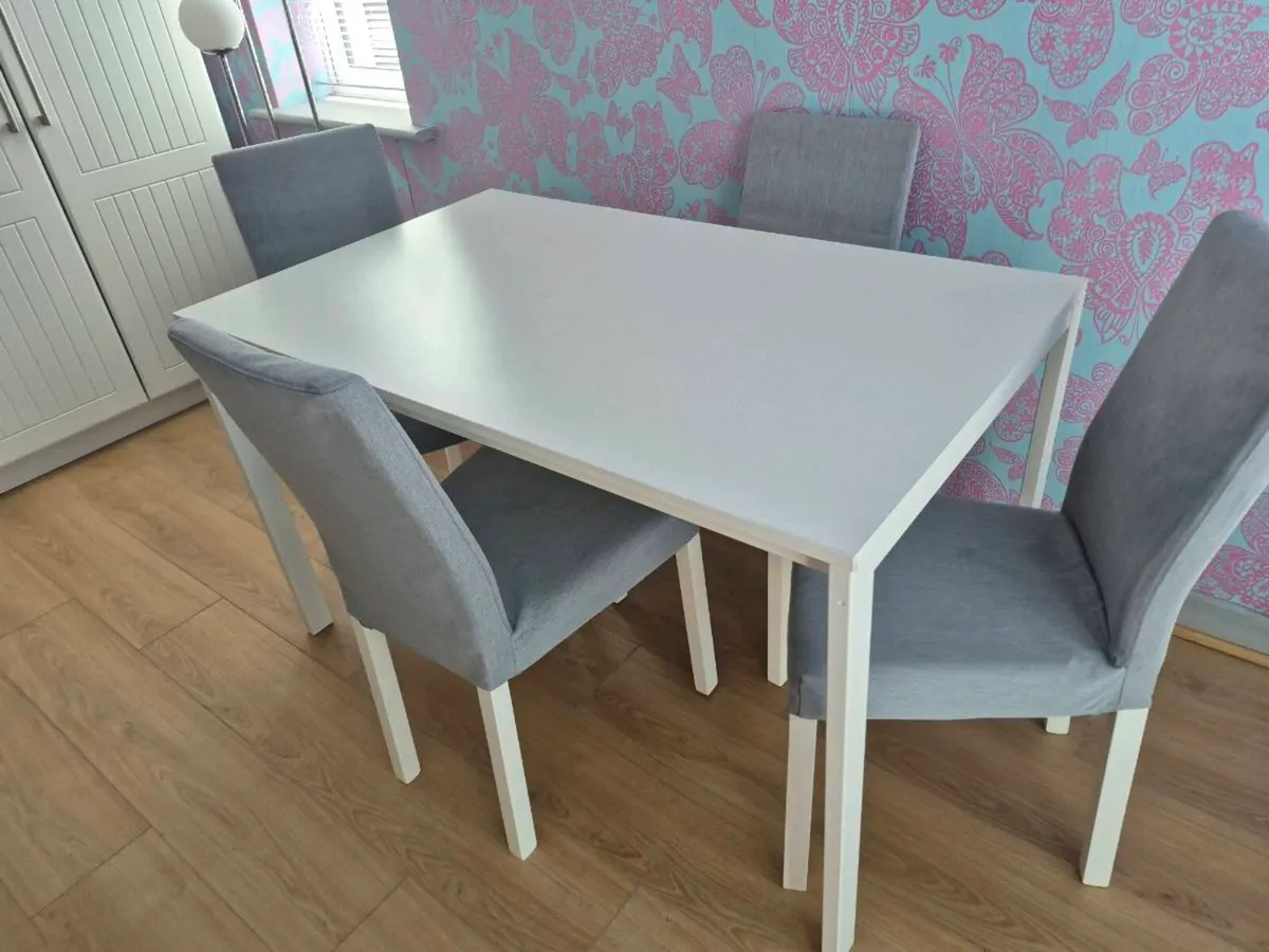 Table & chairs - Image 2