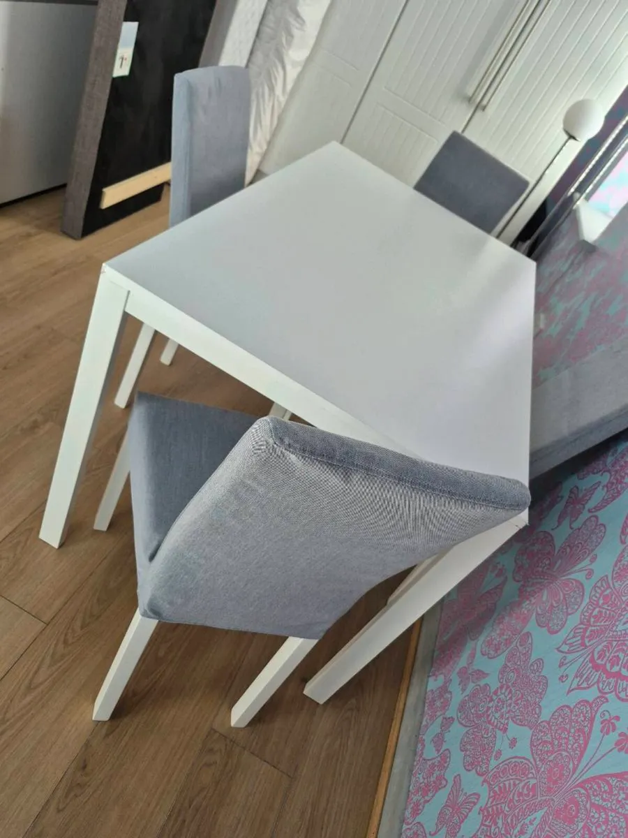 Table & chairs - Image 4