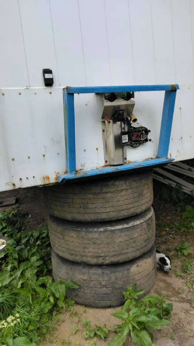 Trailers - Image 2