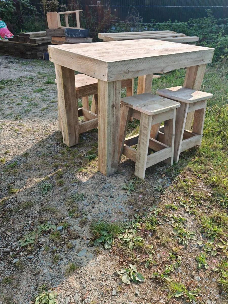 Rustic table and stools - Image 4