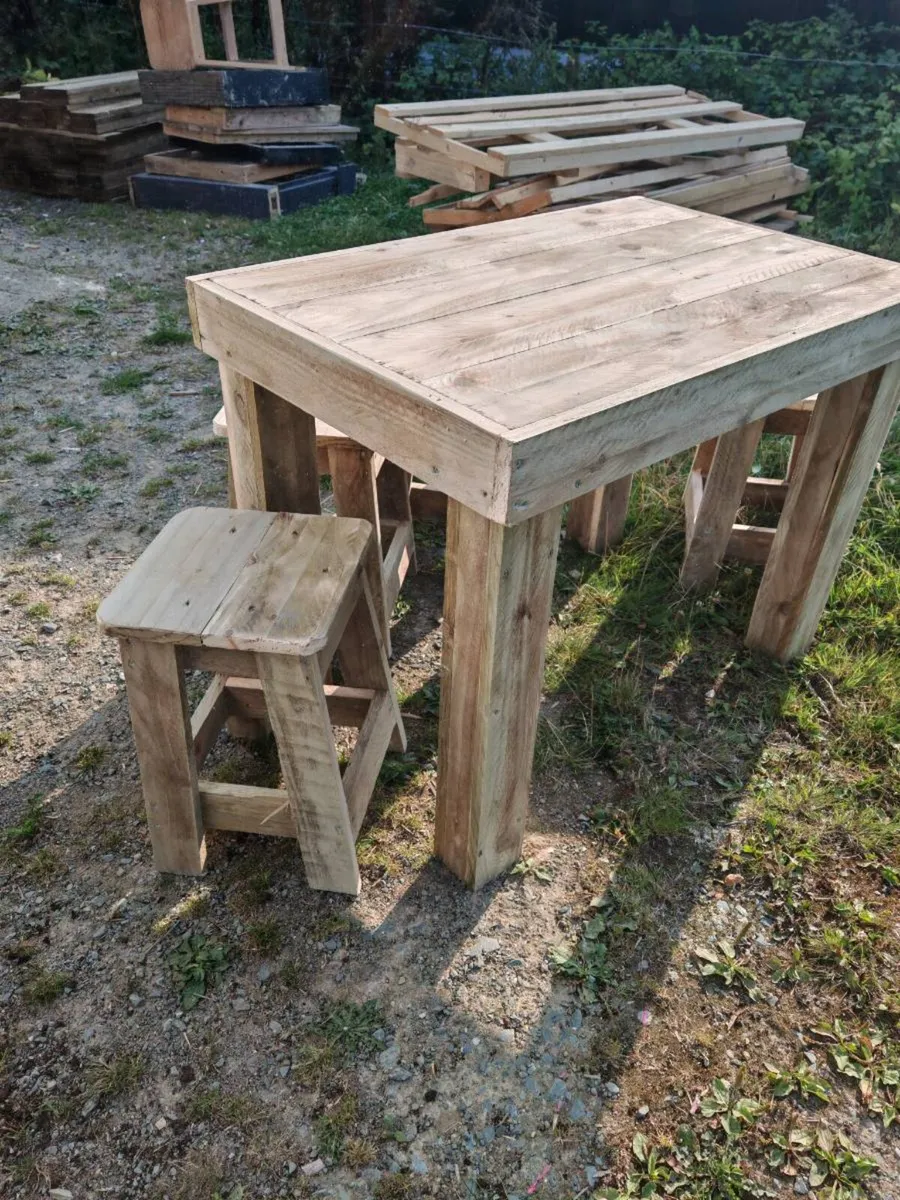 Rustic table and stools - Image 3