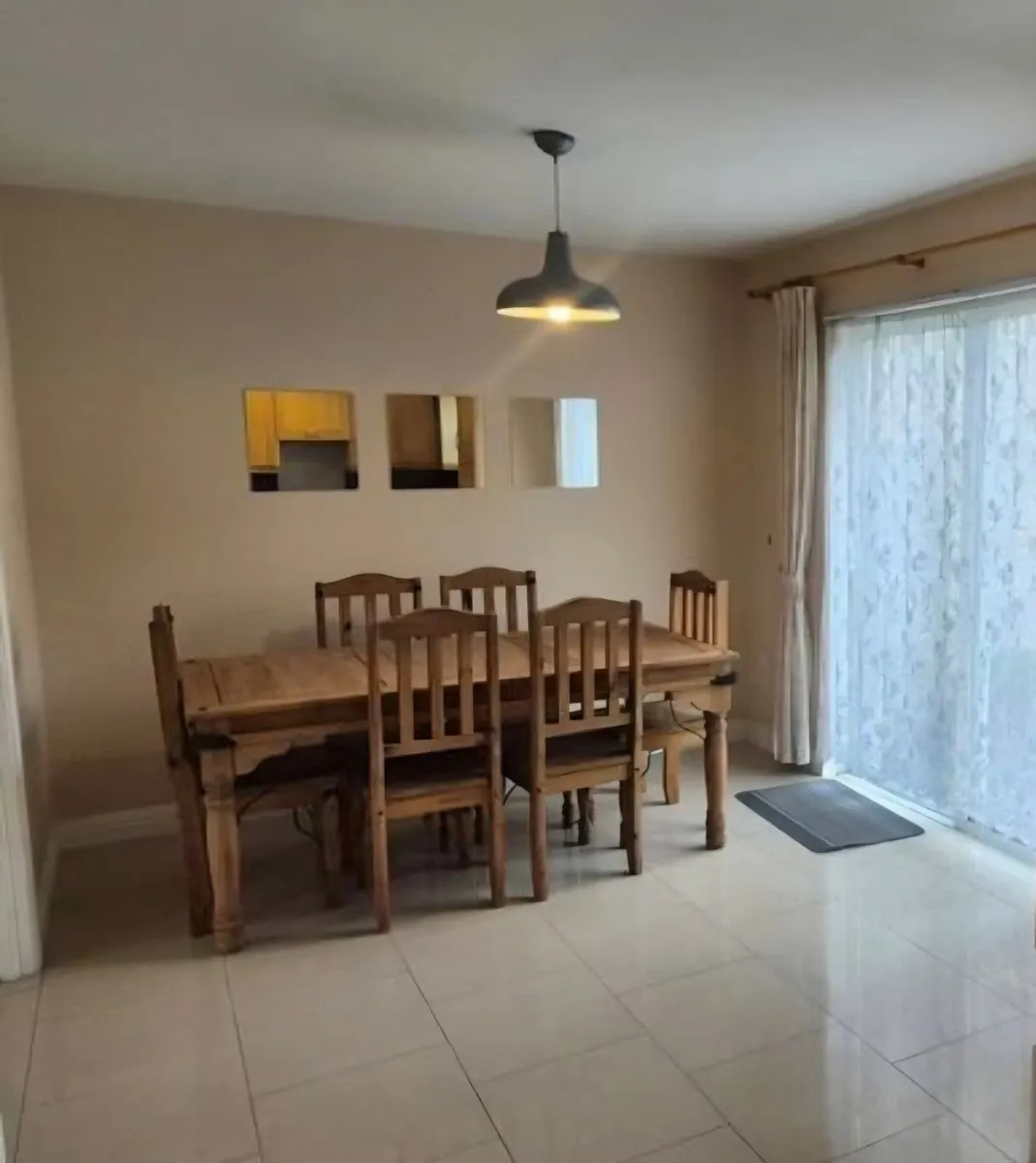 Table and chairs - Image 1