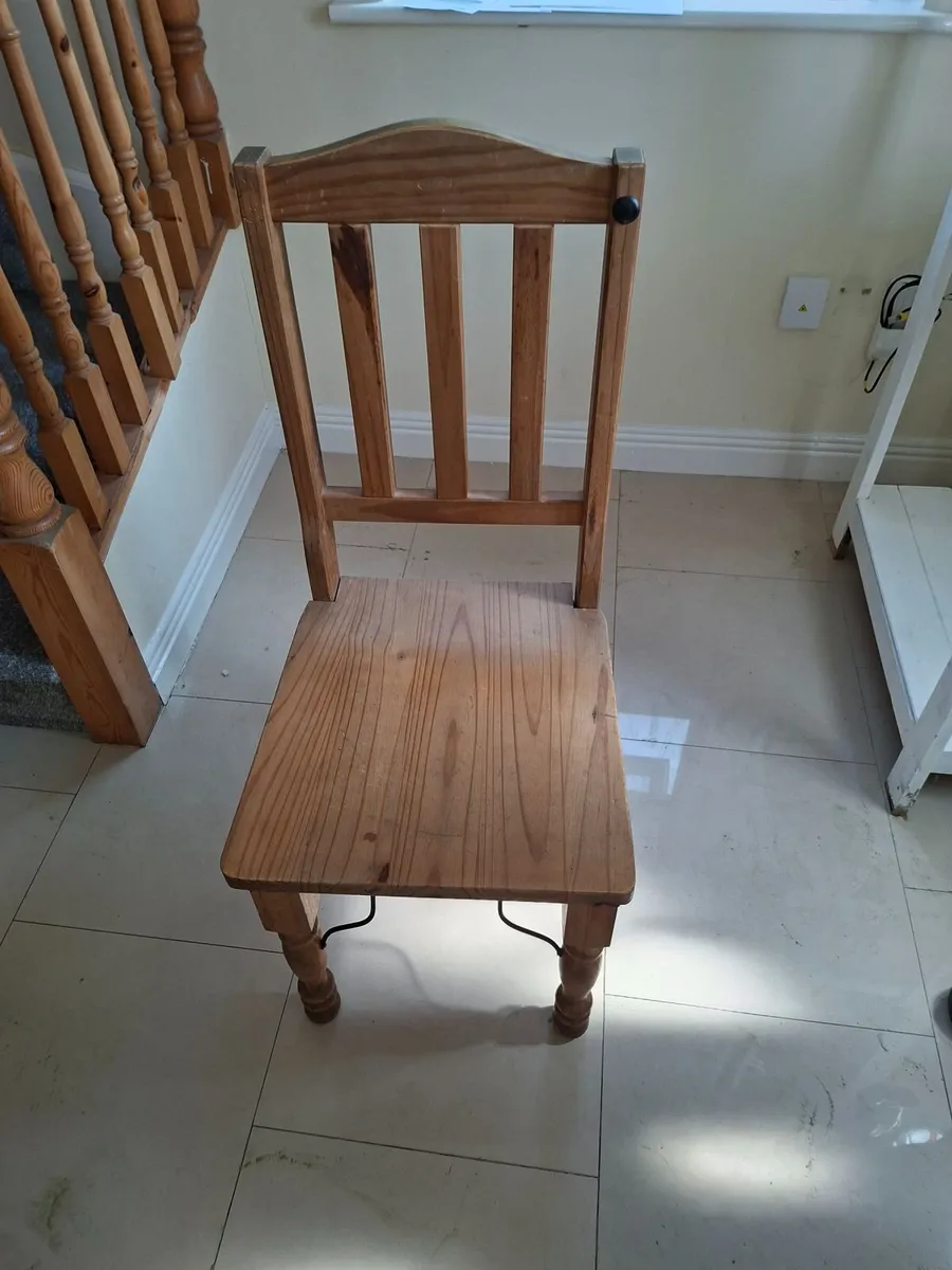 Table and chairs - Image 2