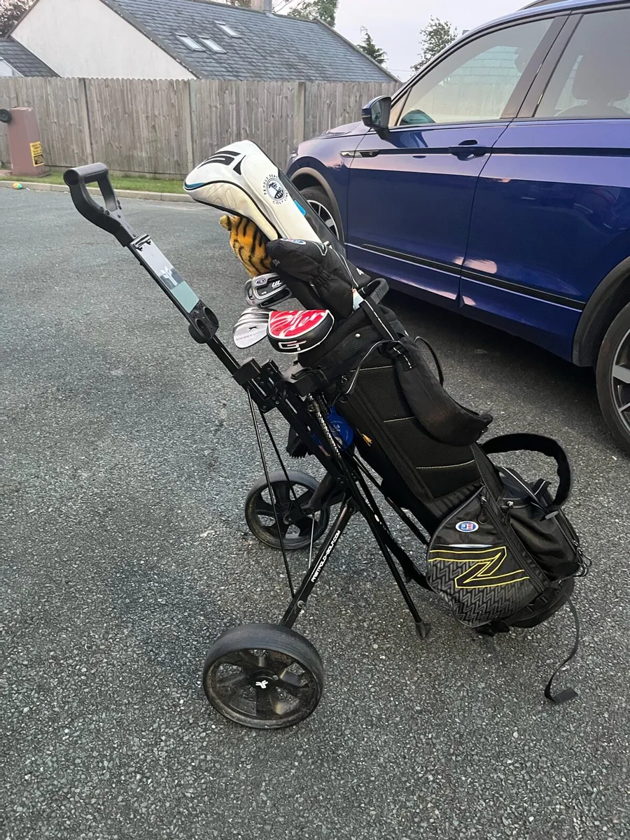 Golf bag and trolley - Image 1