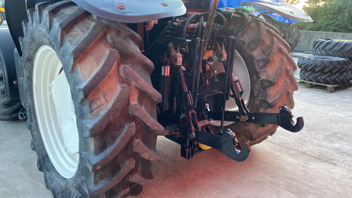 New Holland T6030  2009 - Image 2