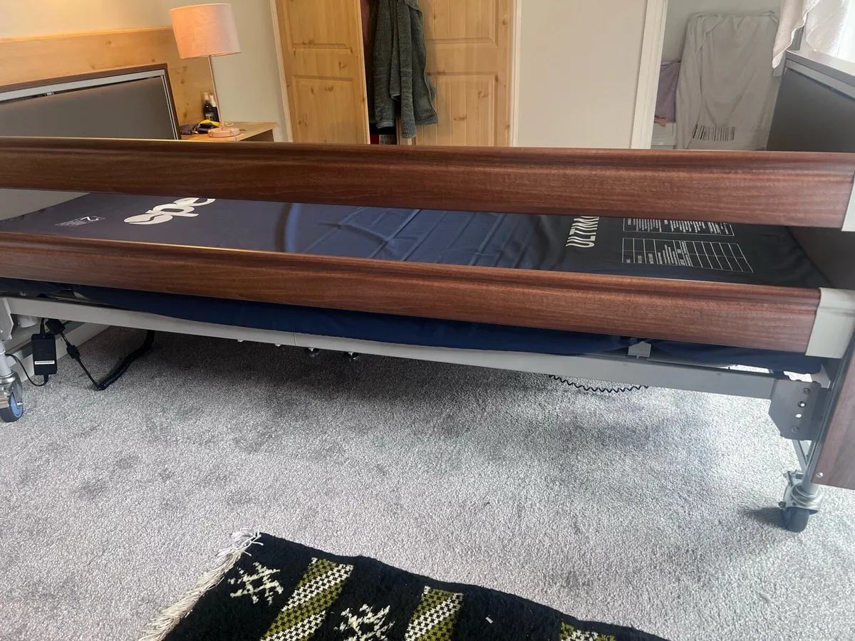 Medical bed - Image 1