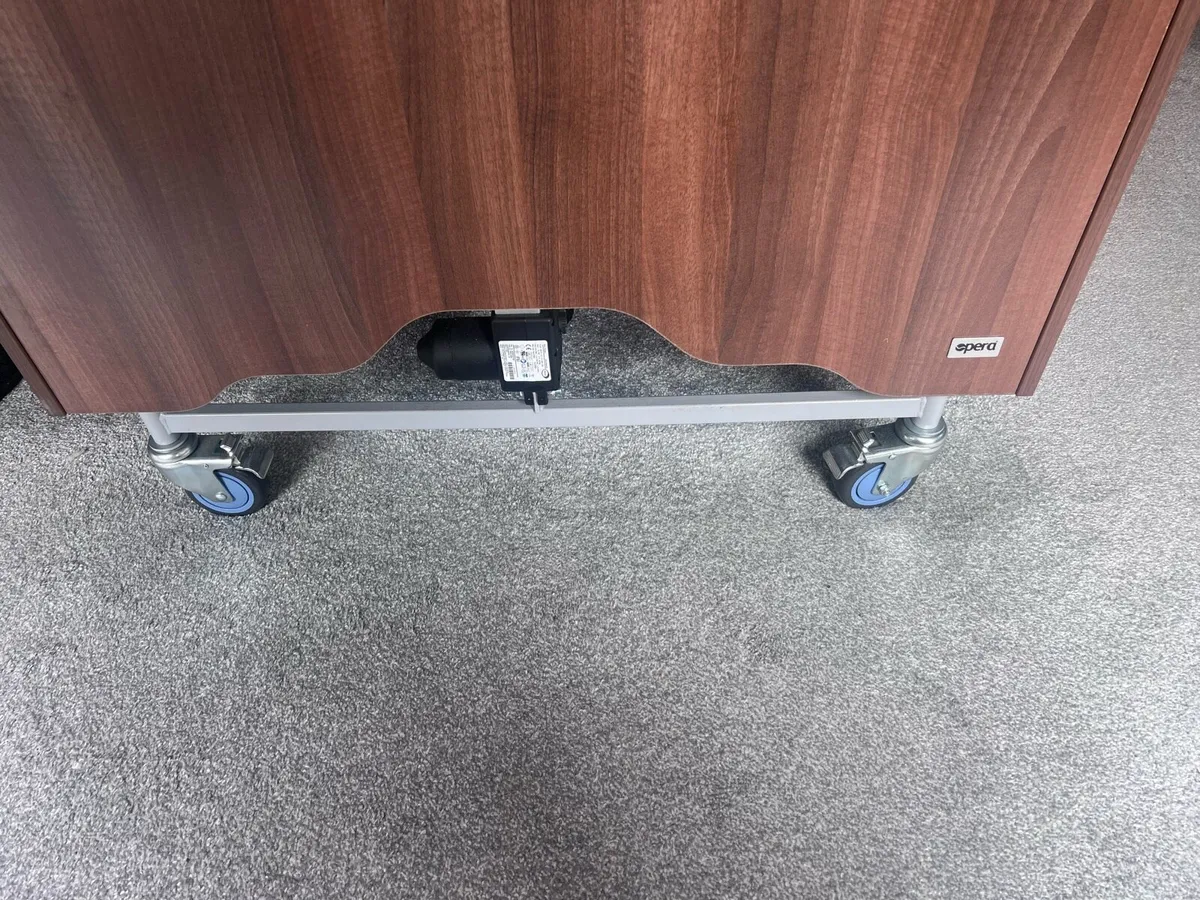 Medical bed - Image 2