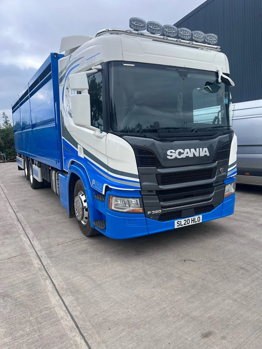 Livestock lorry - Image 1