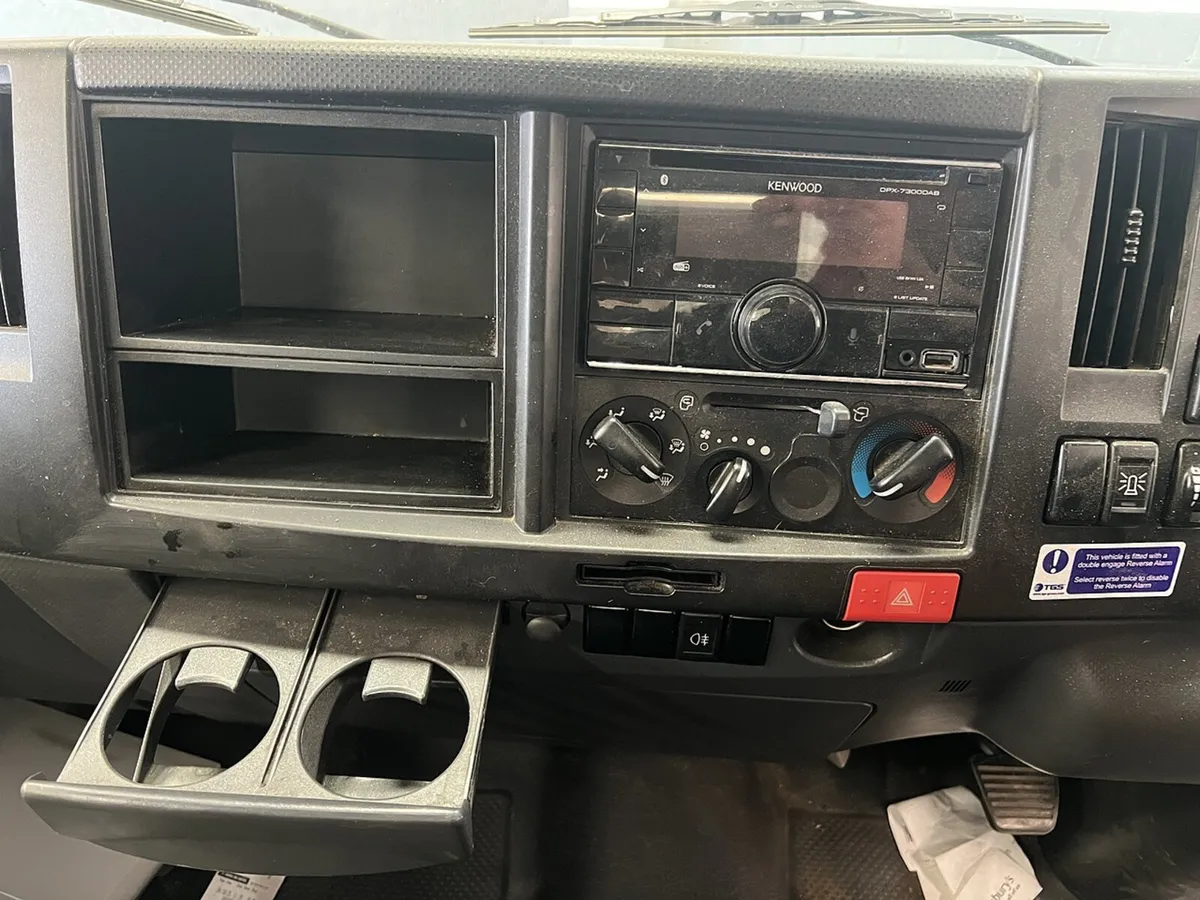 VB - 2023 Isuzu Grafter Dropside Van - Image 3