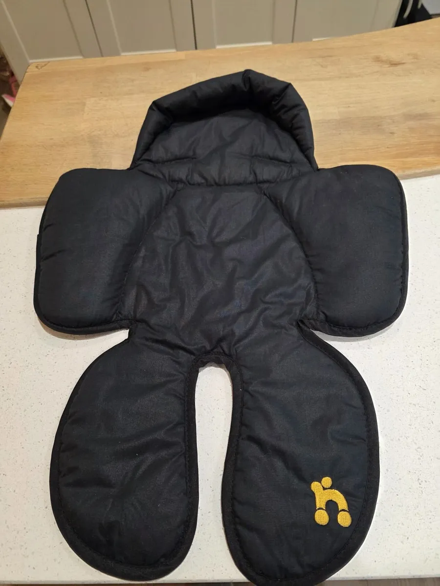Out & About Footmuff & Baby Insert - Image 2