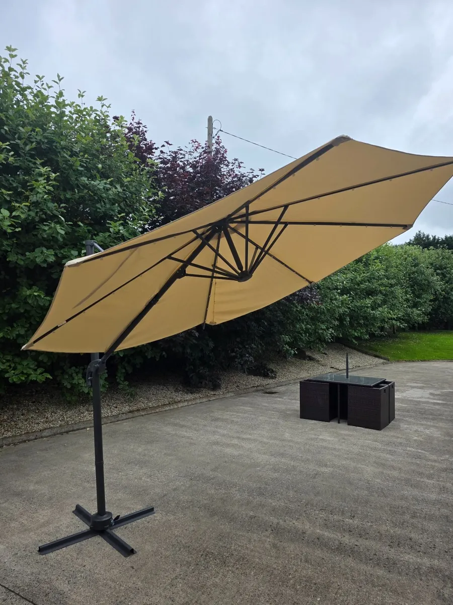 Cantilever parasol, with solar LED's - Image 2