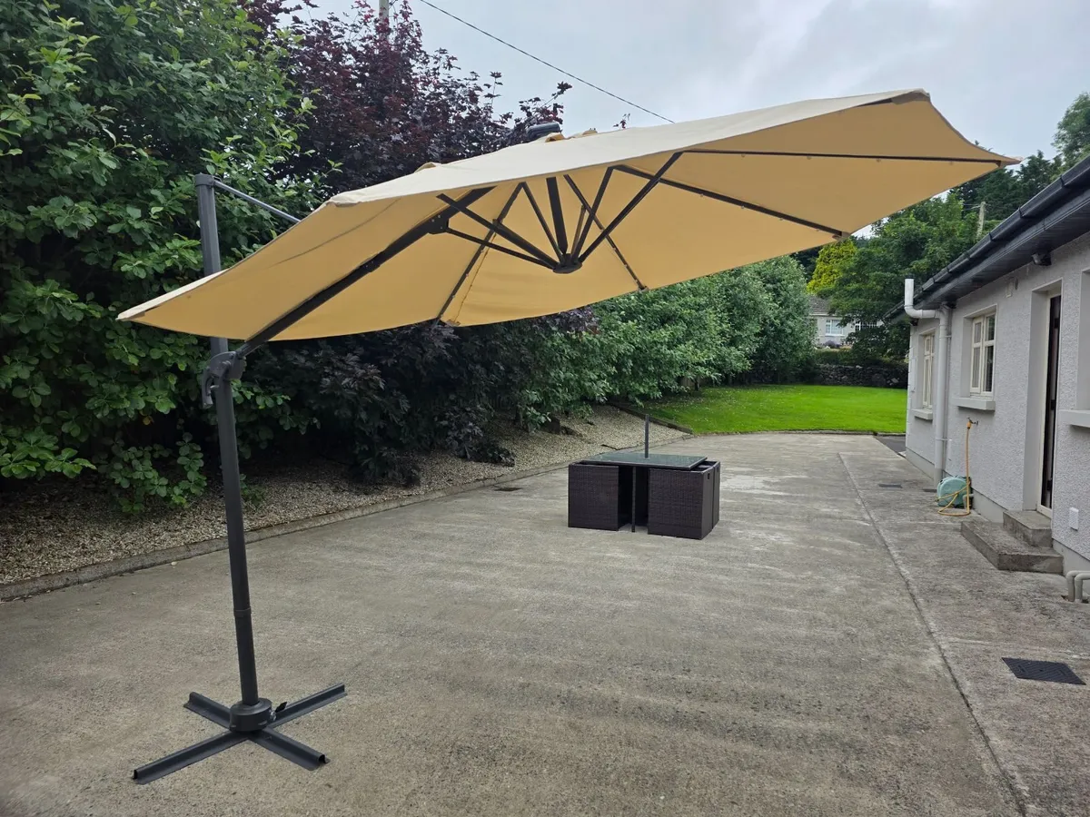 Cantilever parasol, with solar LED's - Image 4