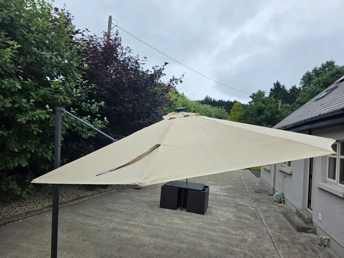 Cantilever parasol, with solar LED's - Image 3