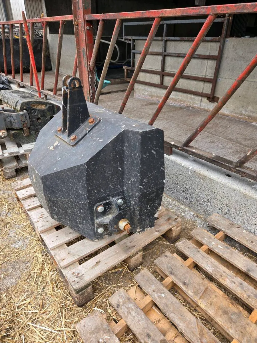 650 kg concrete weight block - Image 1