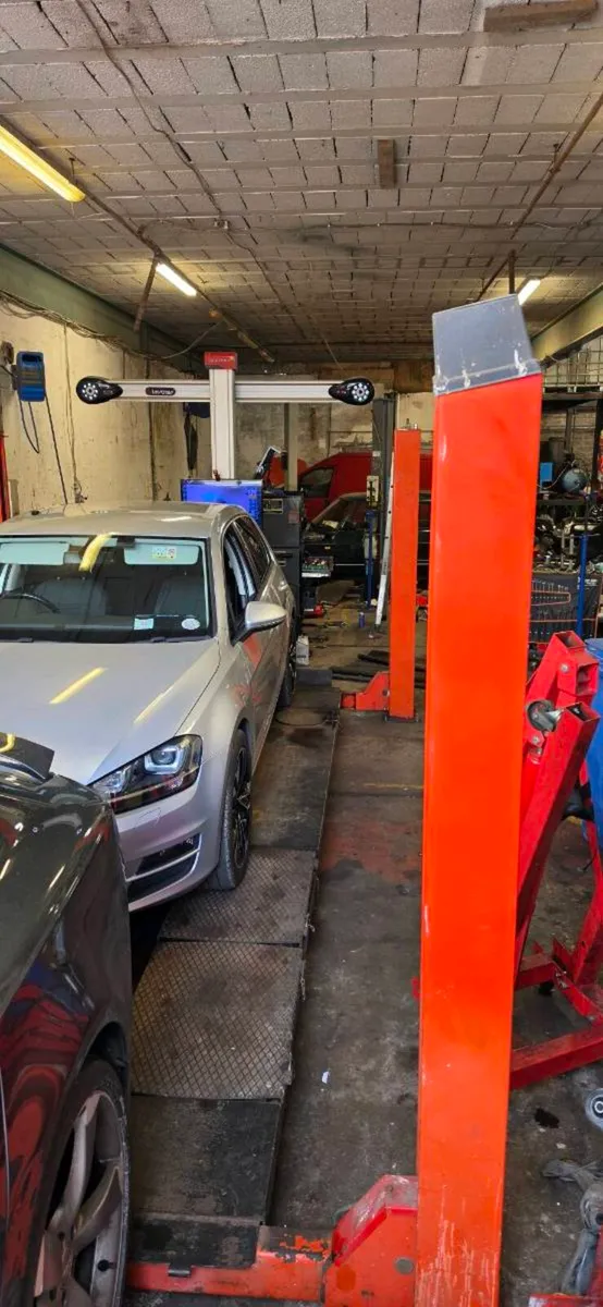 Wheel alignment tool with 4 post lift - Image 1