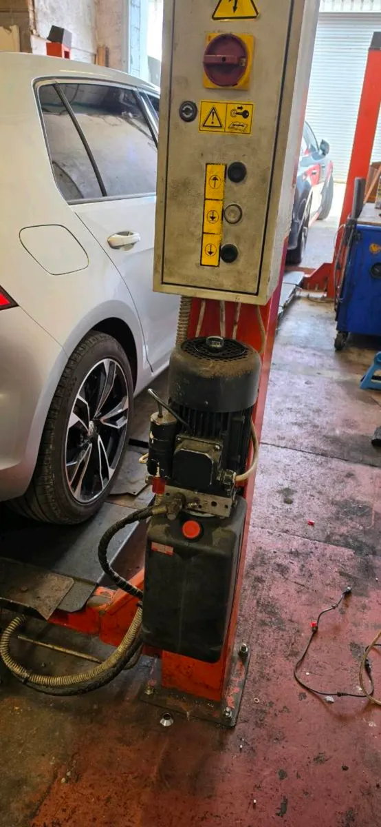 Wheel alignment tool with 4 post lift - Image 2