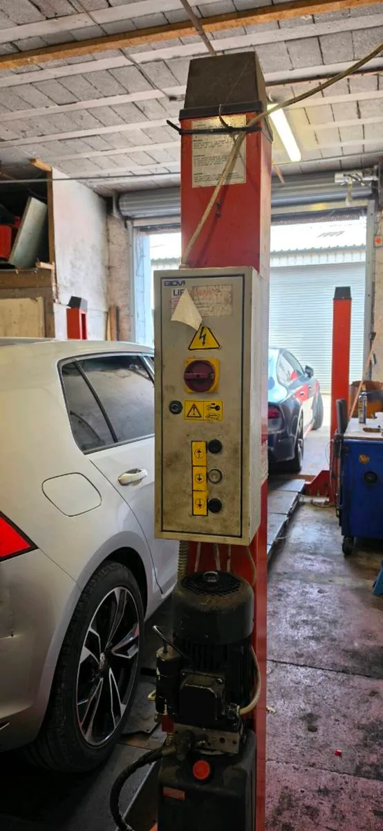 Wheel alignment tool with 4 post lift - Image 3