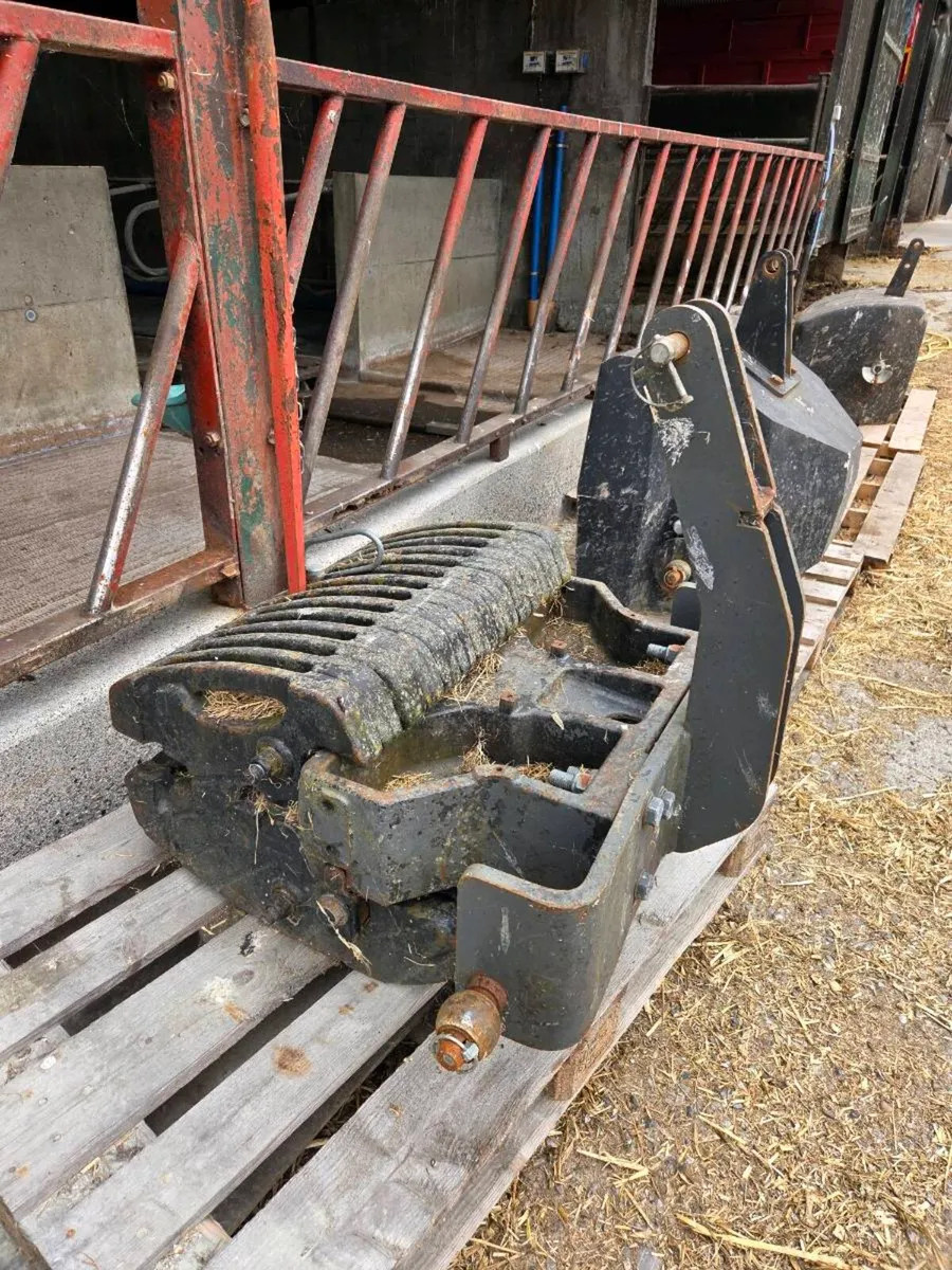 850kg Valtra slice weight block and frame - Image 1