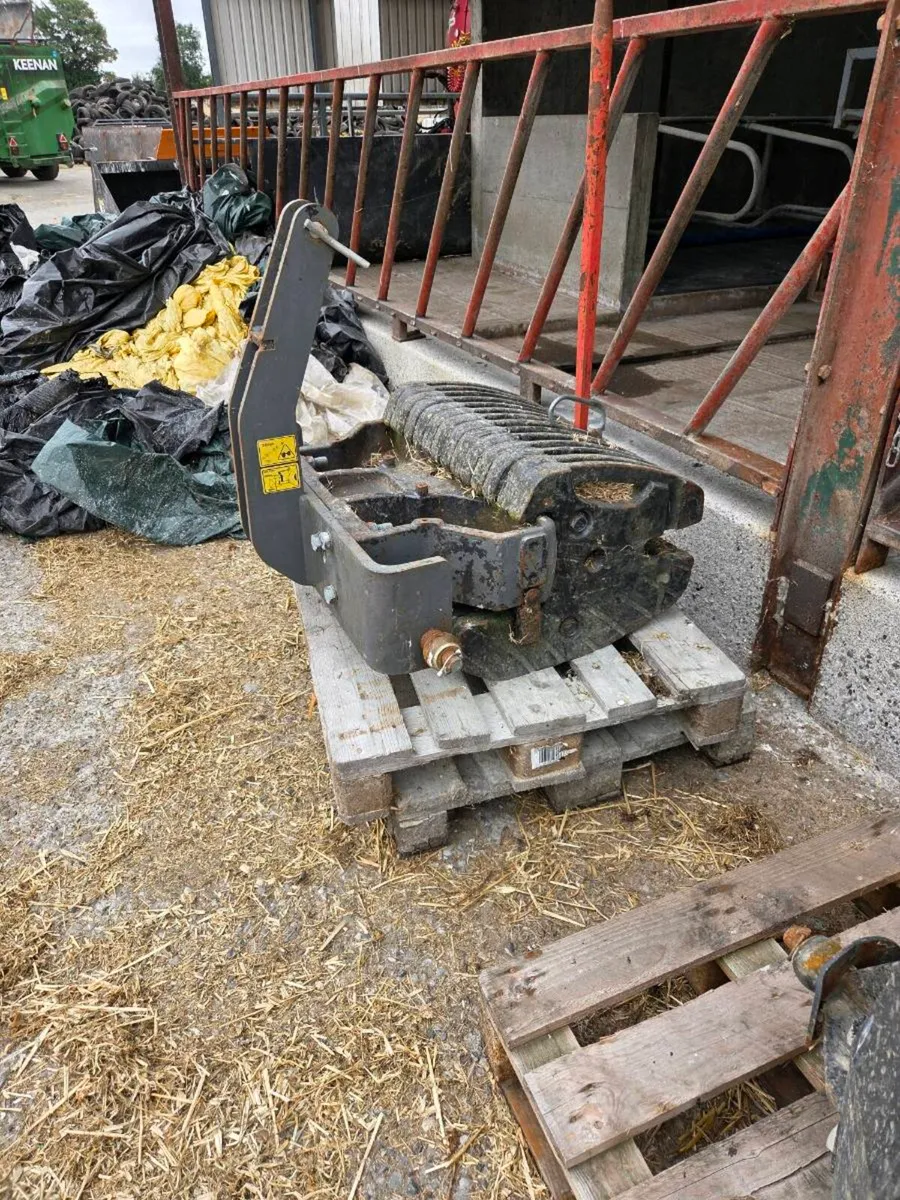 850kg Valtra slice weight block and frame - Image 2