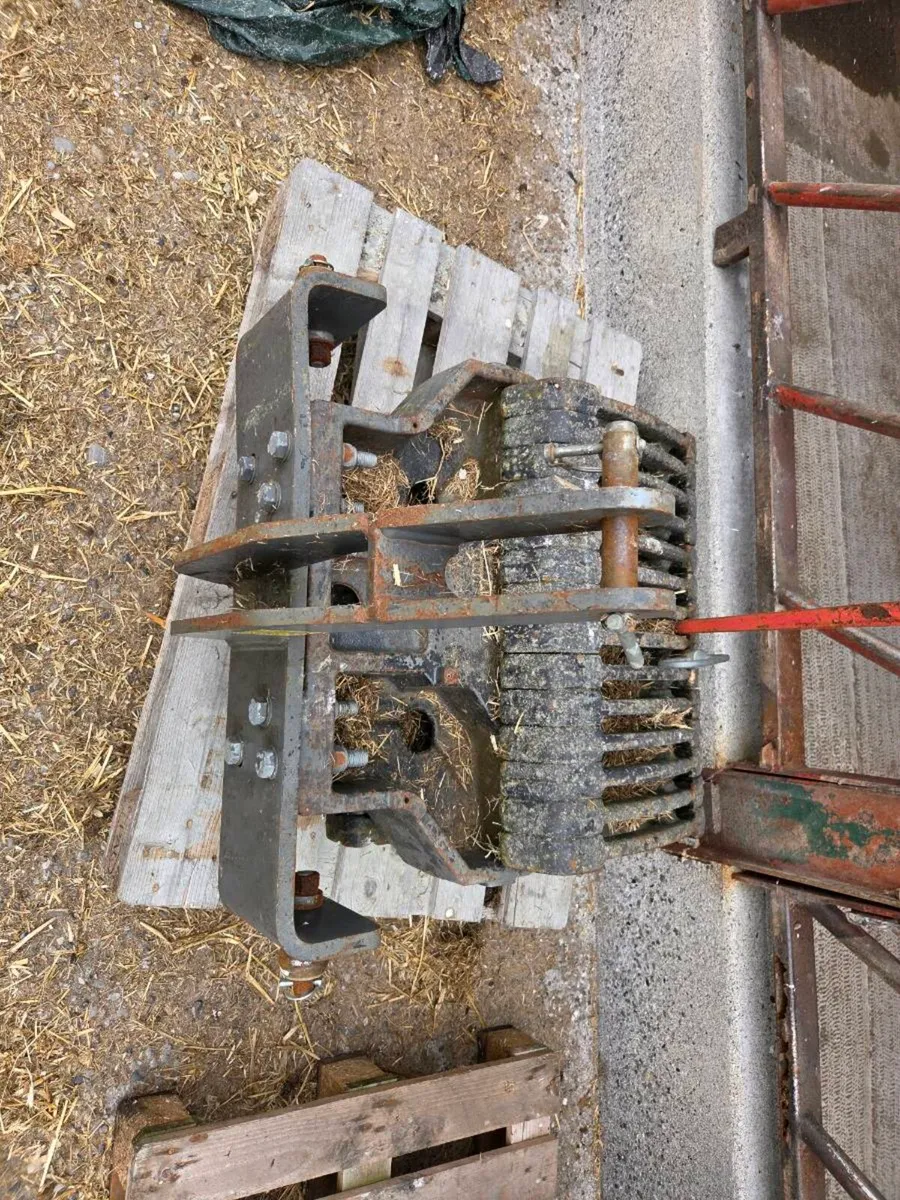 850kg Valtra slice weight block and frame - Image 3